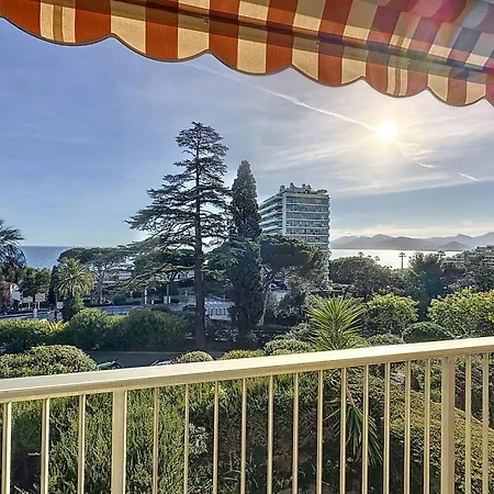 - Avec Vue * Cannes